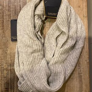 Infinity scarf in light Gray